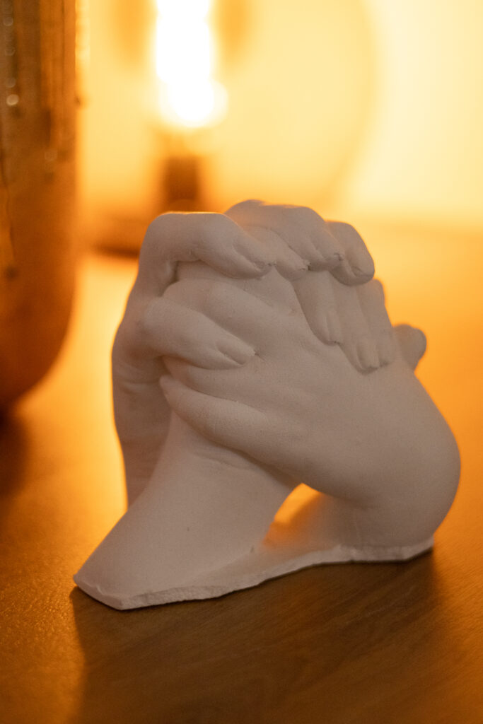 Lisa Hennig – Paarzeit mal anders – Lisa Henning, Händeabdruck Therapieraum von Lisa Hennig in Handewitt – freundlich, lichtdurchflutet und einladend